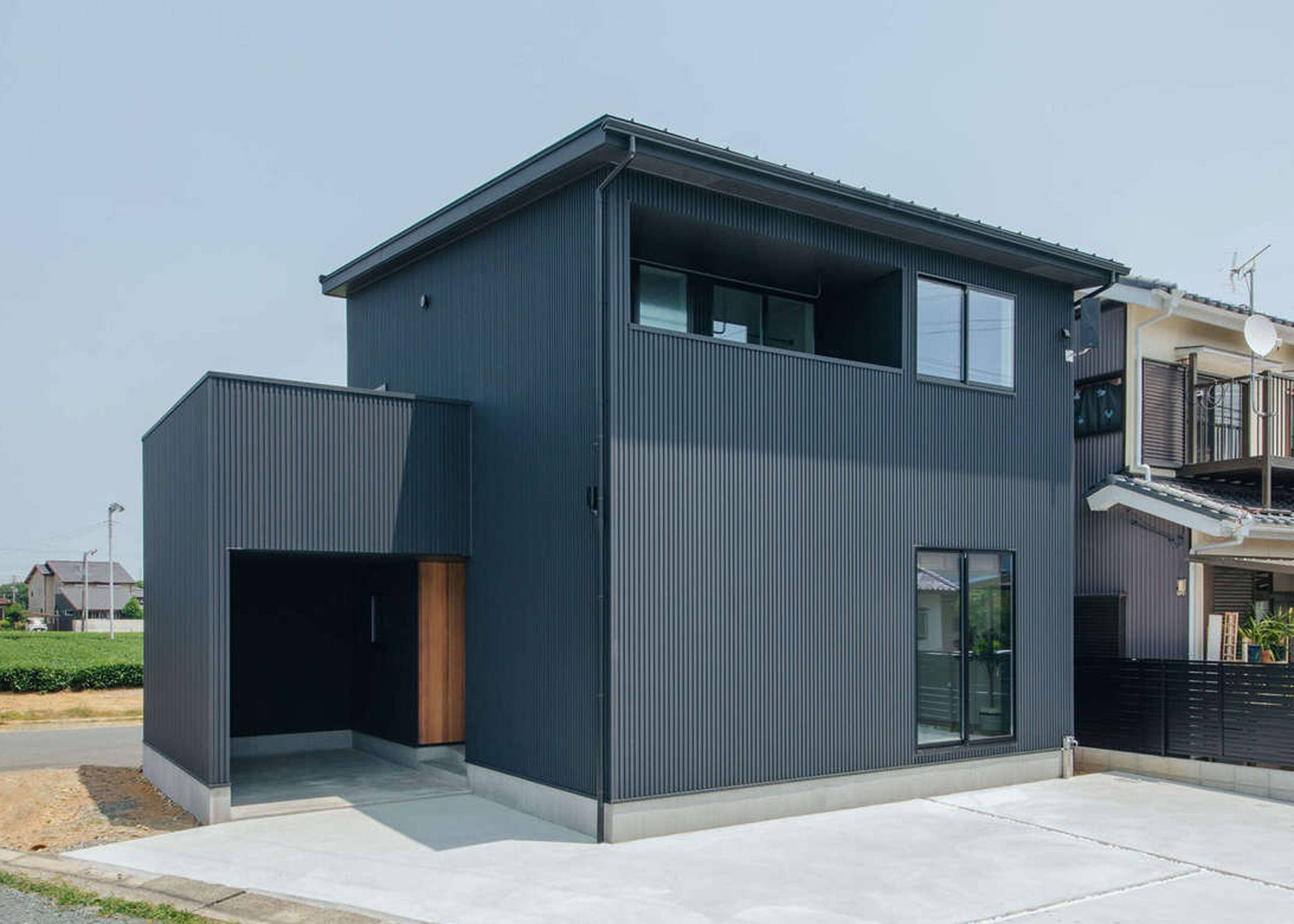 DAITOKU（大得工務店）【趣味、狭小住宅、ガレージ】外観はブラックの高耐久ガルバリウムを使用し、おしゃれだけでなく耐久性・メンテナンス性も確保。三角形の変形地でも、日当たりと風通しを良くするために、建物の配置を考慮してプランニング