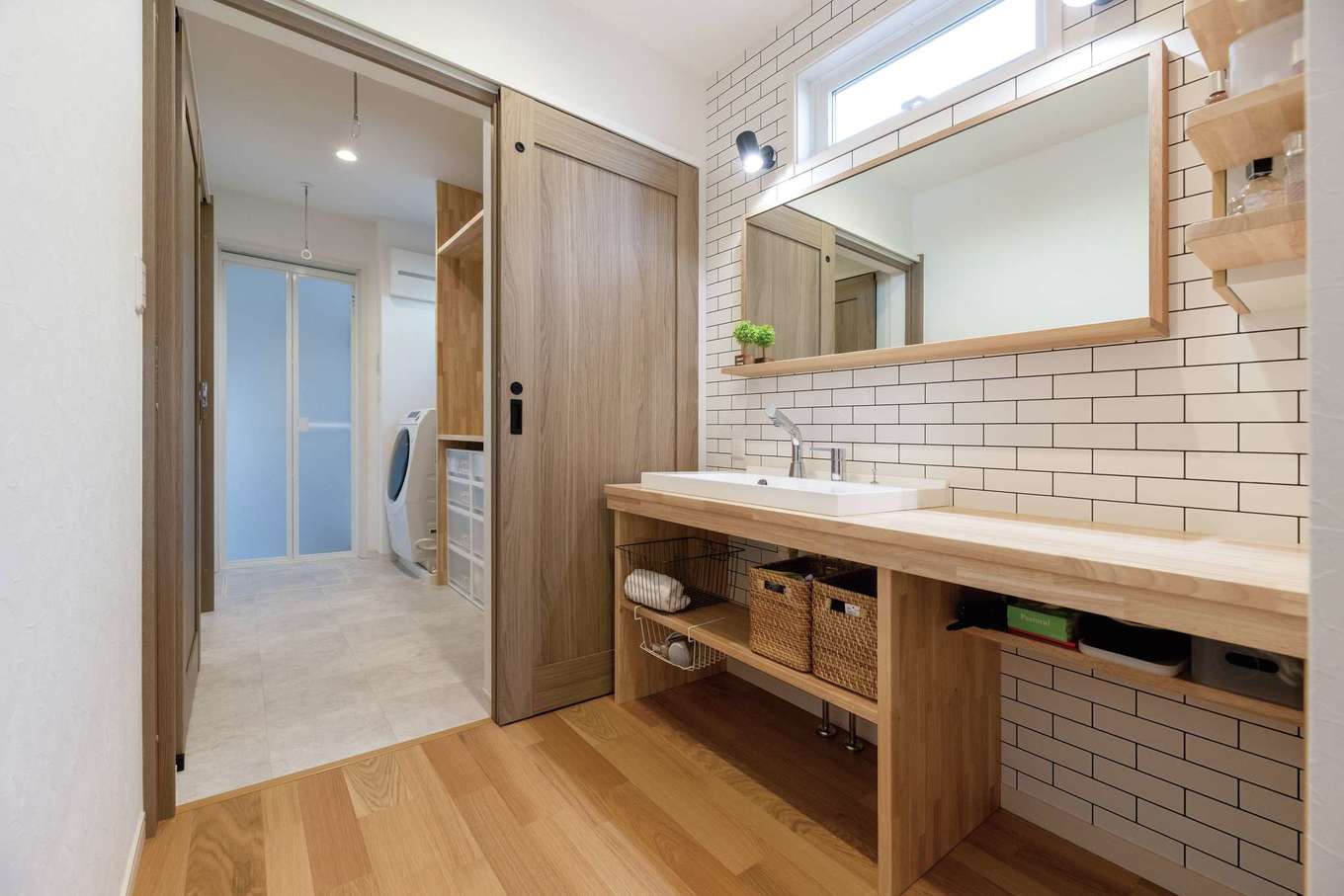 イーホーム【デザイン住宅、子育て、間取り】大きな鏡が目を引く洗面室