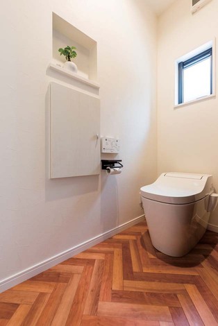 ヘリンボーンの床でセンス良く。小物はニッチにすっきり収納できる