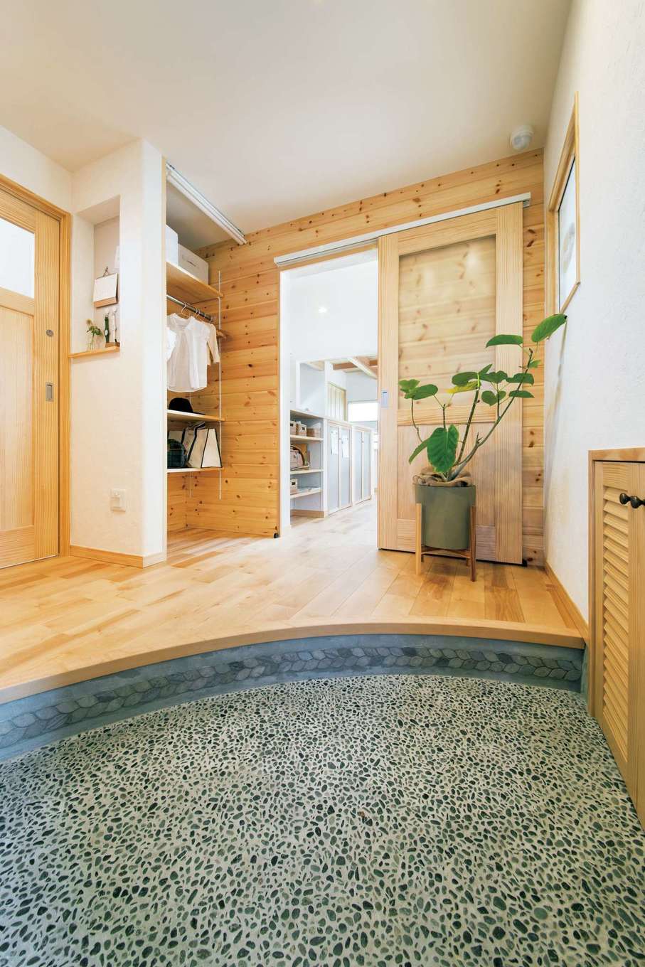 アンシンハウズ【豊田市高丘新町上平地116-6・モデルハウス】無垢材のやさしい香りに癒される洗い出し仕上げの土間玄関。框をRにしたことによって、より広く感じられる