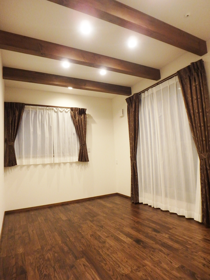 TDホーム静岡西 ウエストンホームズ【和風、自然素材、間取り】二階にプライベート空間にも天井に梁を付け、家全体に統一感を出している