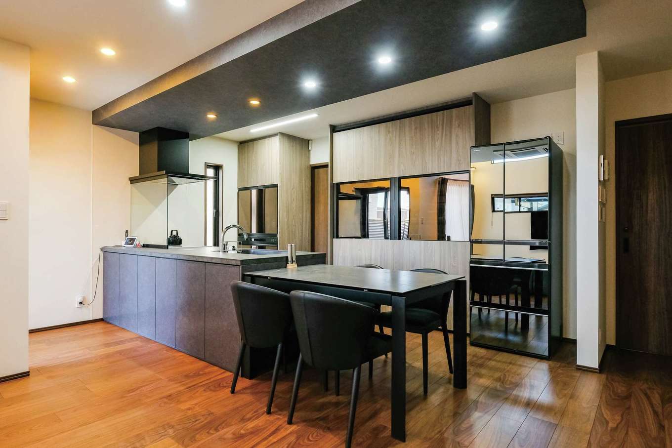 -delphi- デルフィ（藤井建築事務所） 【デザイン住宅、高級住宅、建築家】黒を基調としたモダンなダイニングキッチン