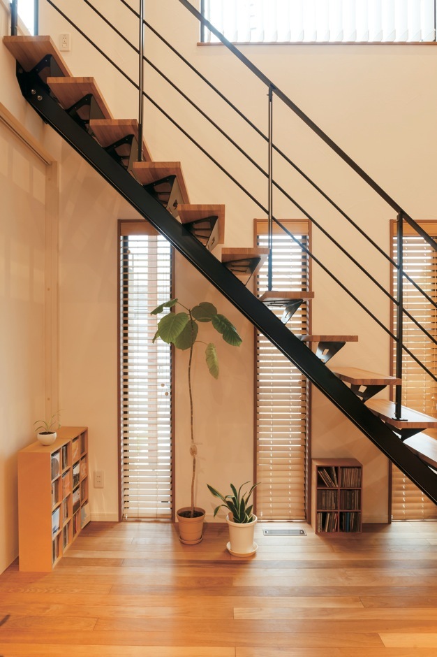 南面に設置したリビング階段はインテリアの一部に