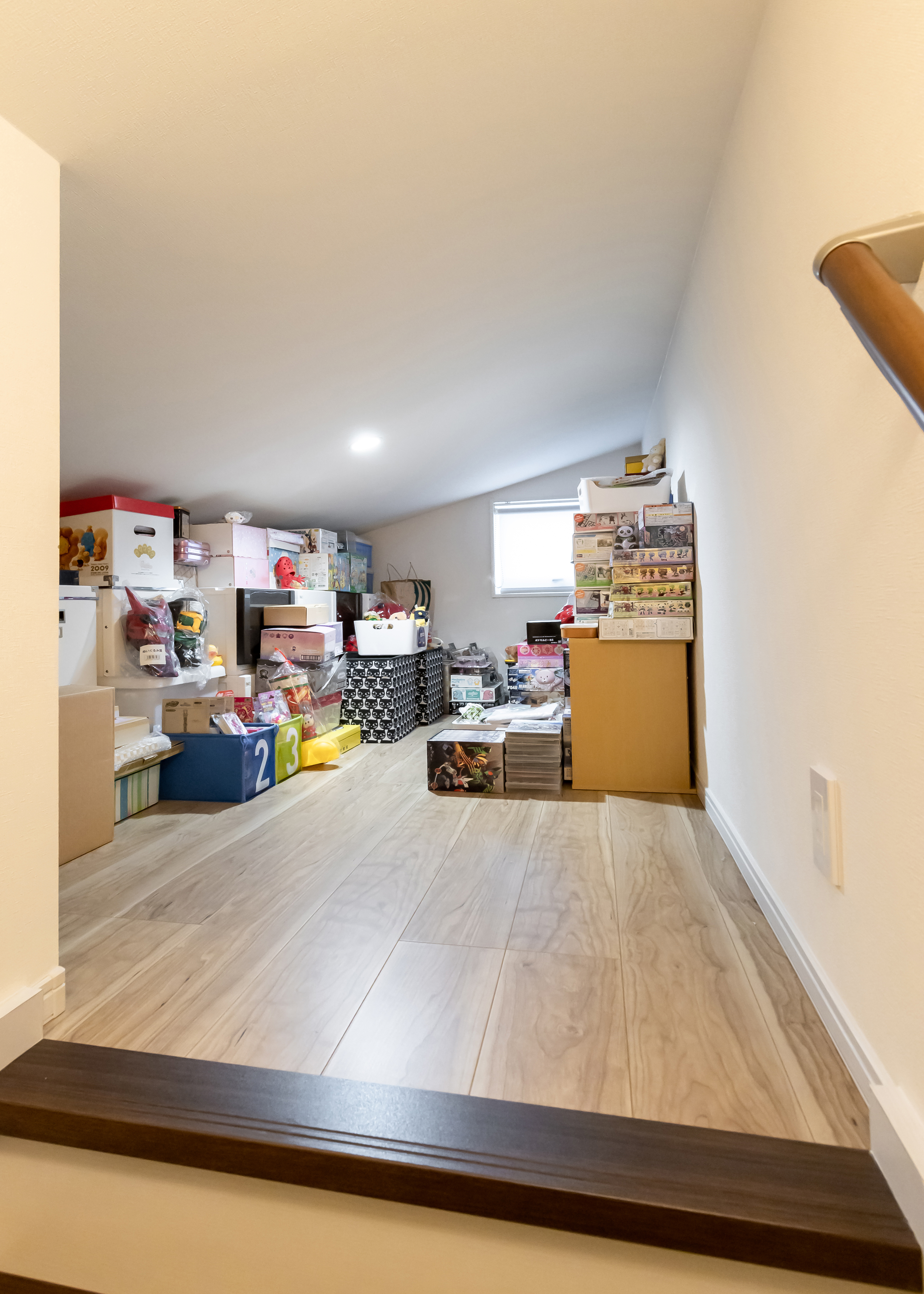 吉川住建【省エネ、ペット、収納力】片流れの屋根を活かし、天井裏を小屋裏収納に。趣味で集めた品や本など、細々とした物をまとめて置ける場所があると、家の中をキレイに保てる