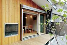 多趣味な文化人で、穏やかな人柄の中に揺るぎないこだわりを持つご主人と、朗らかで社交的な奥さま。全棟構造計算、本物の自然素材を使い、暮らしの器をつくる『石牧建築』に新築の夢を託した。