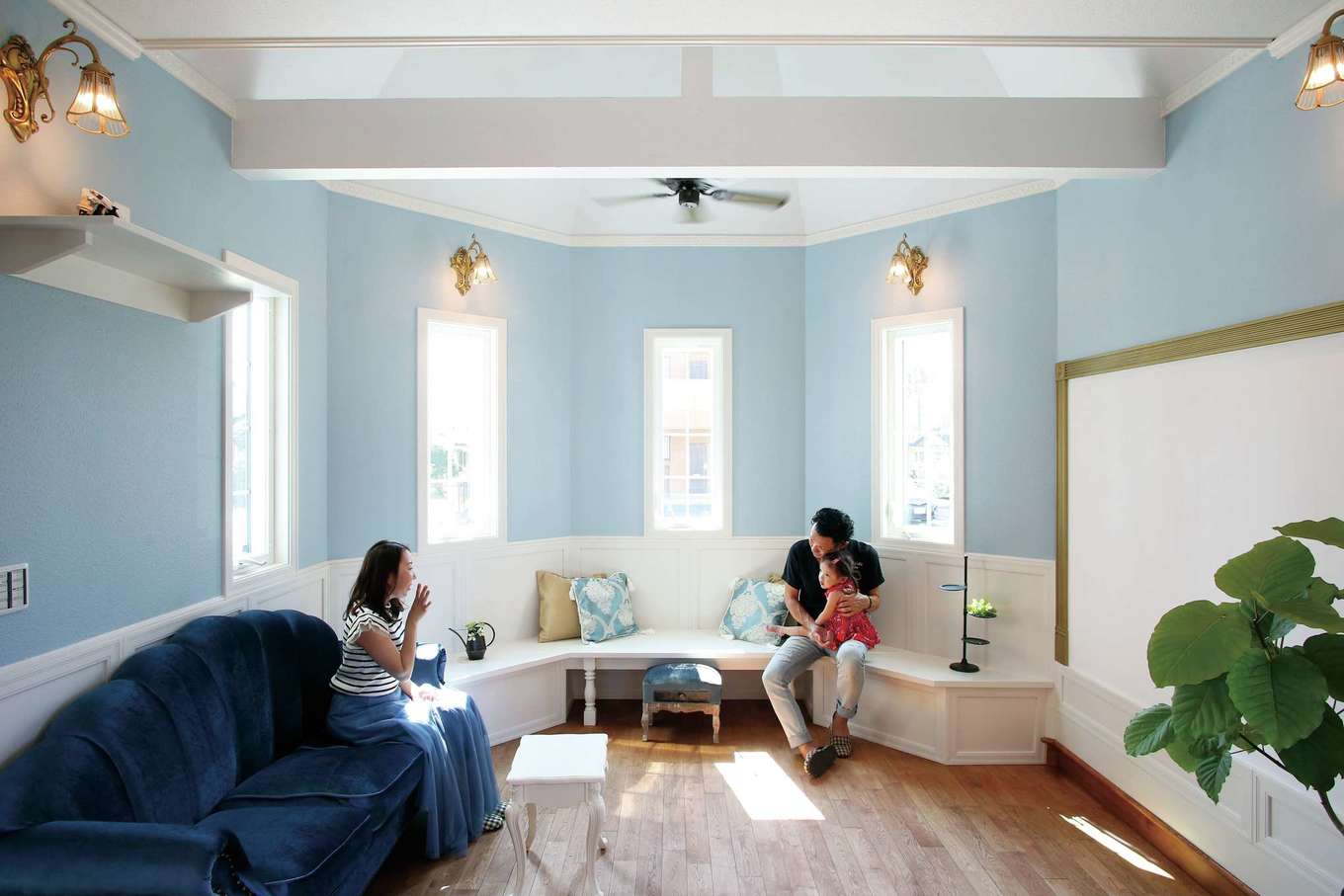 スカイグラウンド【デザイン住宅、輸入住宅、インテリア】リビングのデザインは「エレガント＆クール」をテーマにゴールド色を取り入れた飾り縁のスクリーンと、ロココ調の造作ベンチとネイビー色のソファとのバランスがみごと