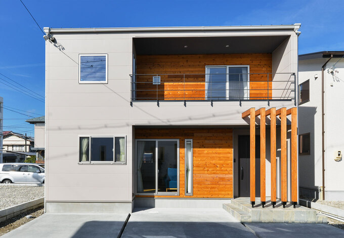シンプルでありながらも、木のアクセントが映える外観