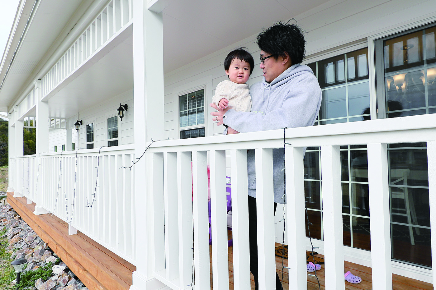 ジェネラルアメリカンホーム【デザイン住宅、輸入住宅、ガレージ】道路と敷地の高低差を生かしつつ、カバードポーチを配置。外を眺めてくつろげるリラックス空間に