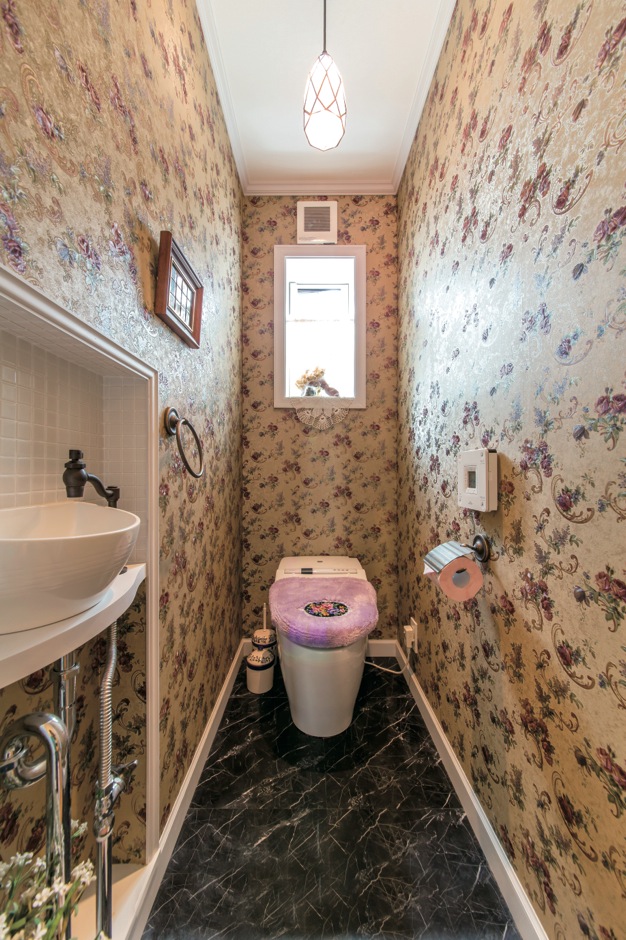アルルの仲間たち 北条建設【輸入住宅、二世帯住宅、高級住宅】軽視しがちなトイレも素材選びにこだわって、ラグジュアリーにコーディネート
