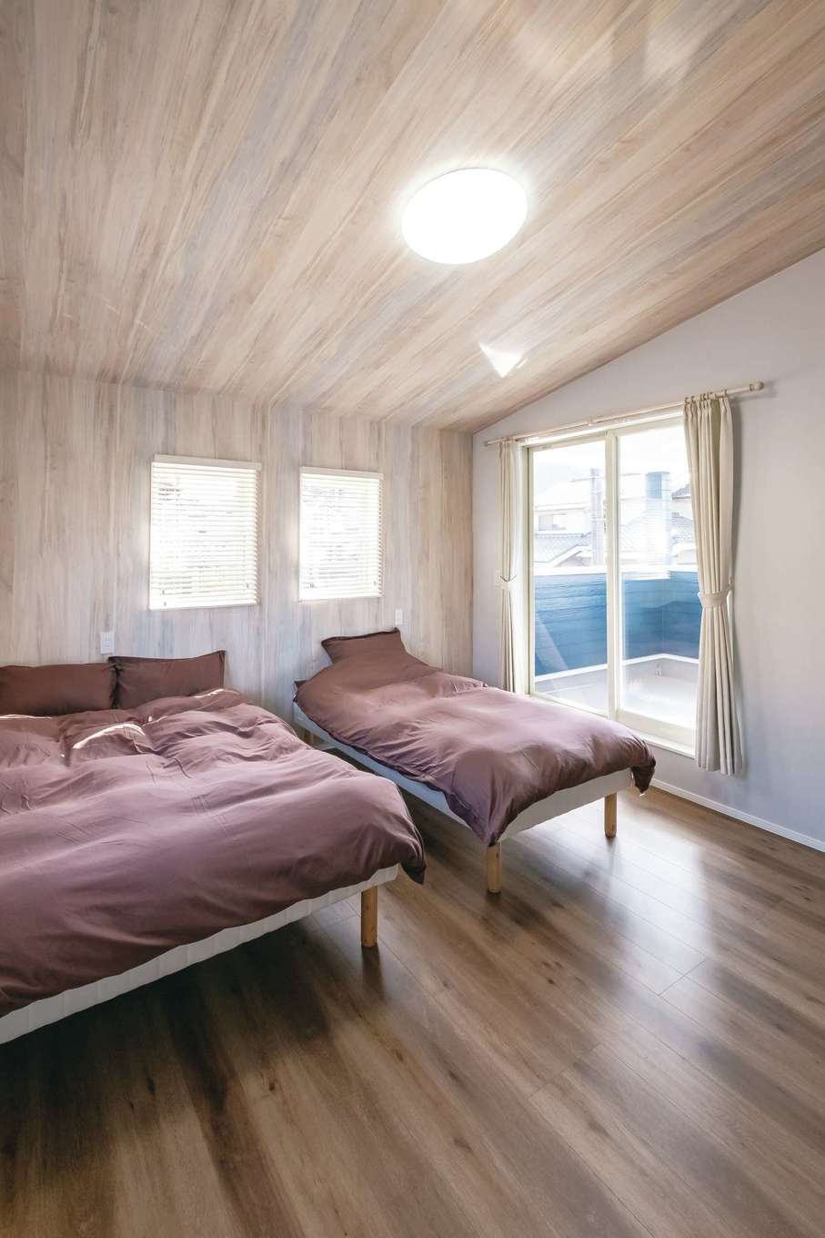 -delphi- デルフィ（藤井建築事務所） 【デザイン住宅、間取り、建築家】主寝室は雰囲気のある勾配天井。アクセントクロスの木目が落ち着いた雰囲気を醸し出す