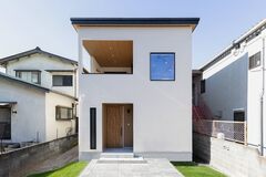 ２階のインナーバルコニーから豊かな眺望を手に入れた端正な外観