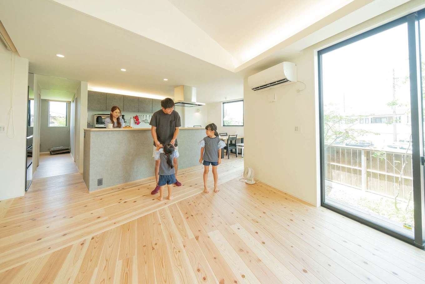 遠州鉄道 遠鉄ホーム【デザイン住宅、和風、平屋】キッチンをLDKの中心に配置したことで、自然と回遊動線を確保でき、「家事がスムーズにできるようになりました」と奥さま。北側の掃き出し窓の外にはデッキと庭が設けてある
