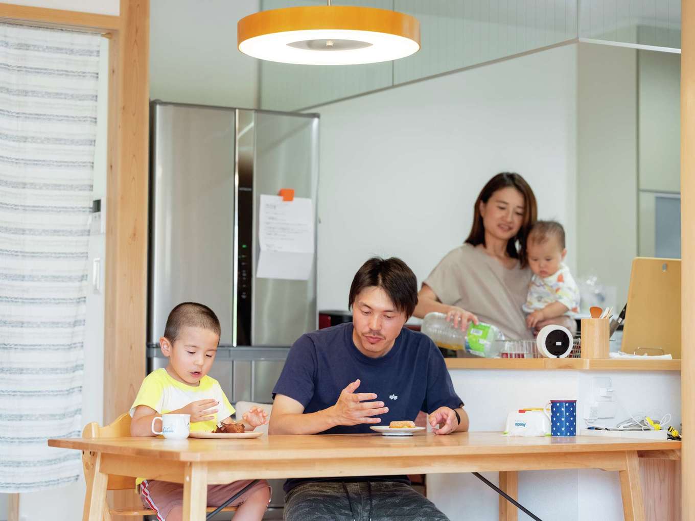 アクトホーム【自然素材、省エネ、間取り】キッチンとダイニングテーブルが一直線に結ばれているので、配膳や片付けがスムーズに