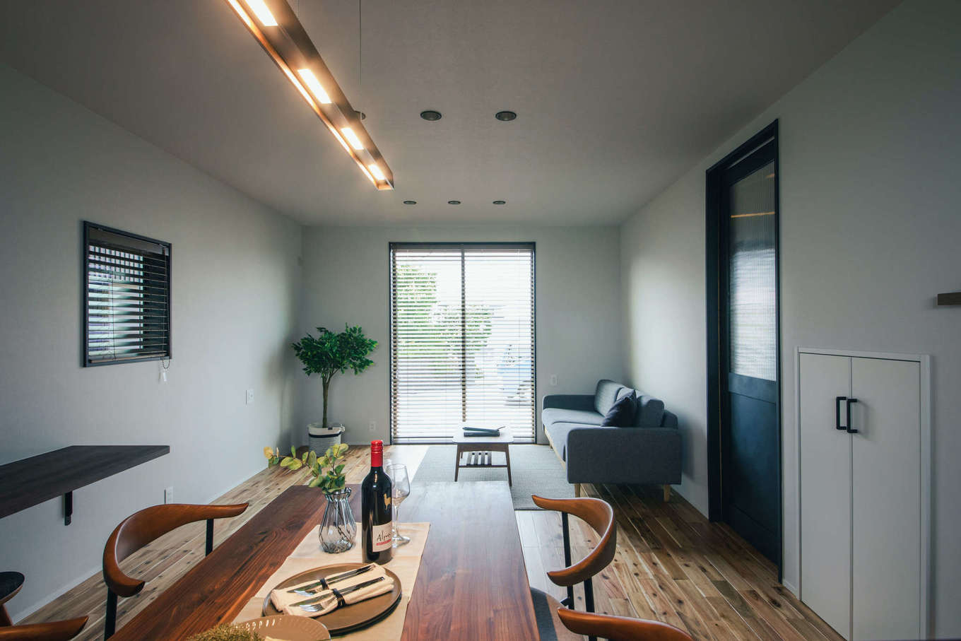 DAITOKU（大得工務店）【趣味、狭小住宅、ガレージ】キッチンに立つとリビング全体を見渡すことができるので、子どもの様子に目が届き子育て中も安心