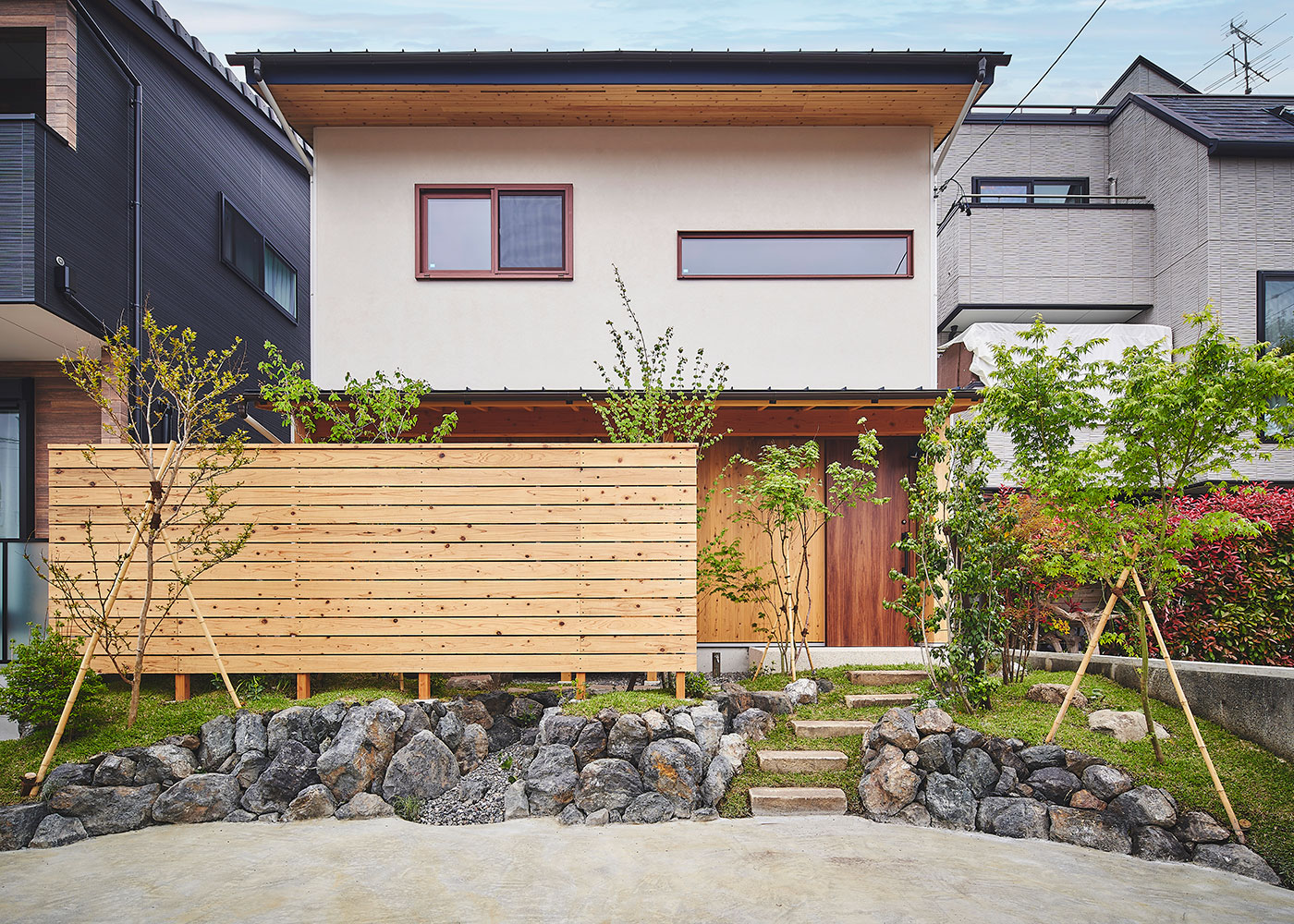 久保田建設【趣味、自然素材、間取り】ガルバリウム鋼板、無垢材、塗り壁といった異素材がバランス良く調和した和モダンの外観。2階読書室の横長スリット窓が表情に変化をつけている