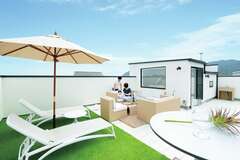 夏は花火も見られる屋上庭園。家具や水場も希望に合わせて配置。『住家』の技術と経験、実績が可能にした空間だ