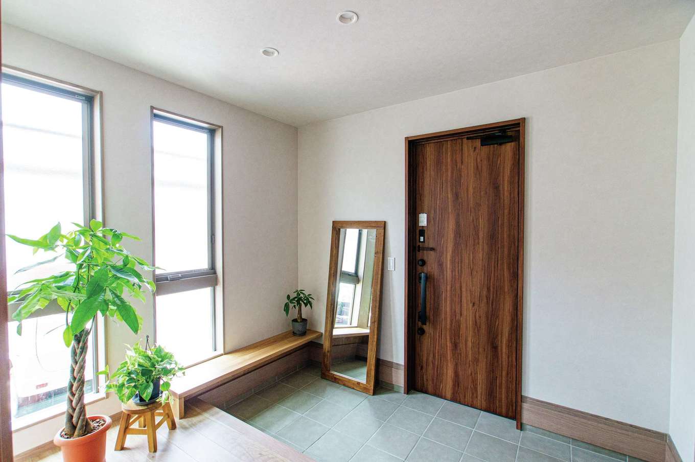 さくらホーム【デザイン住宅、収納力、間取り】一歩家に入ると驚くほど広い空間が出迎える玄関ホール。採光も充分