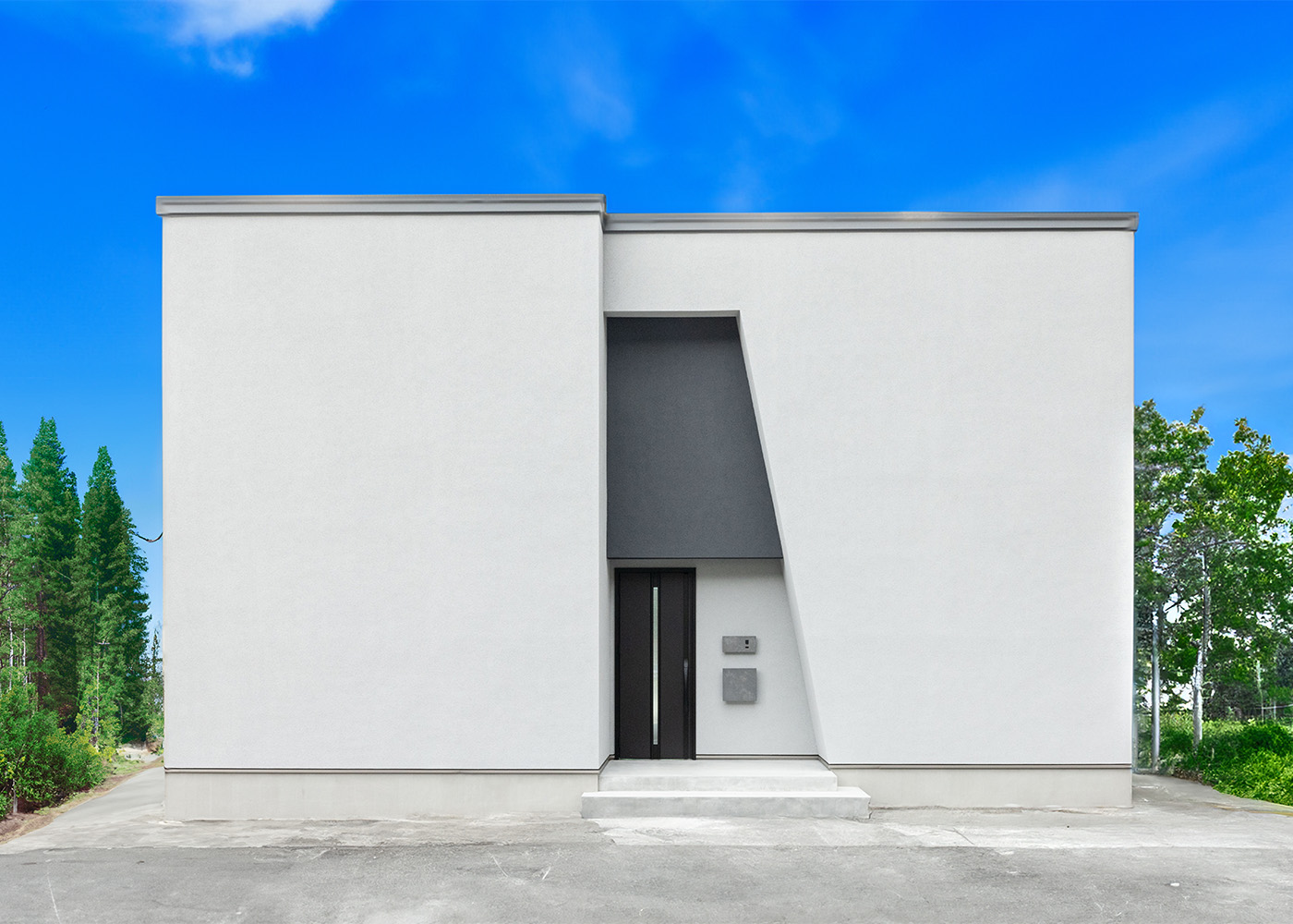 ARCHITECT STUDIO TEGOKORO （遠藤建築店）【デザイン住宅、間取り、インテリア】シンプルでありながらデザイン性の高い外観。ご主人の実家のすぐそばの土地を購入して建てられた。家の前には広々としたスペースがあり、駐車も可能