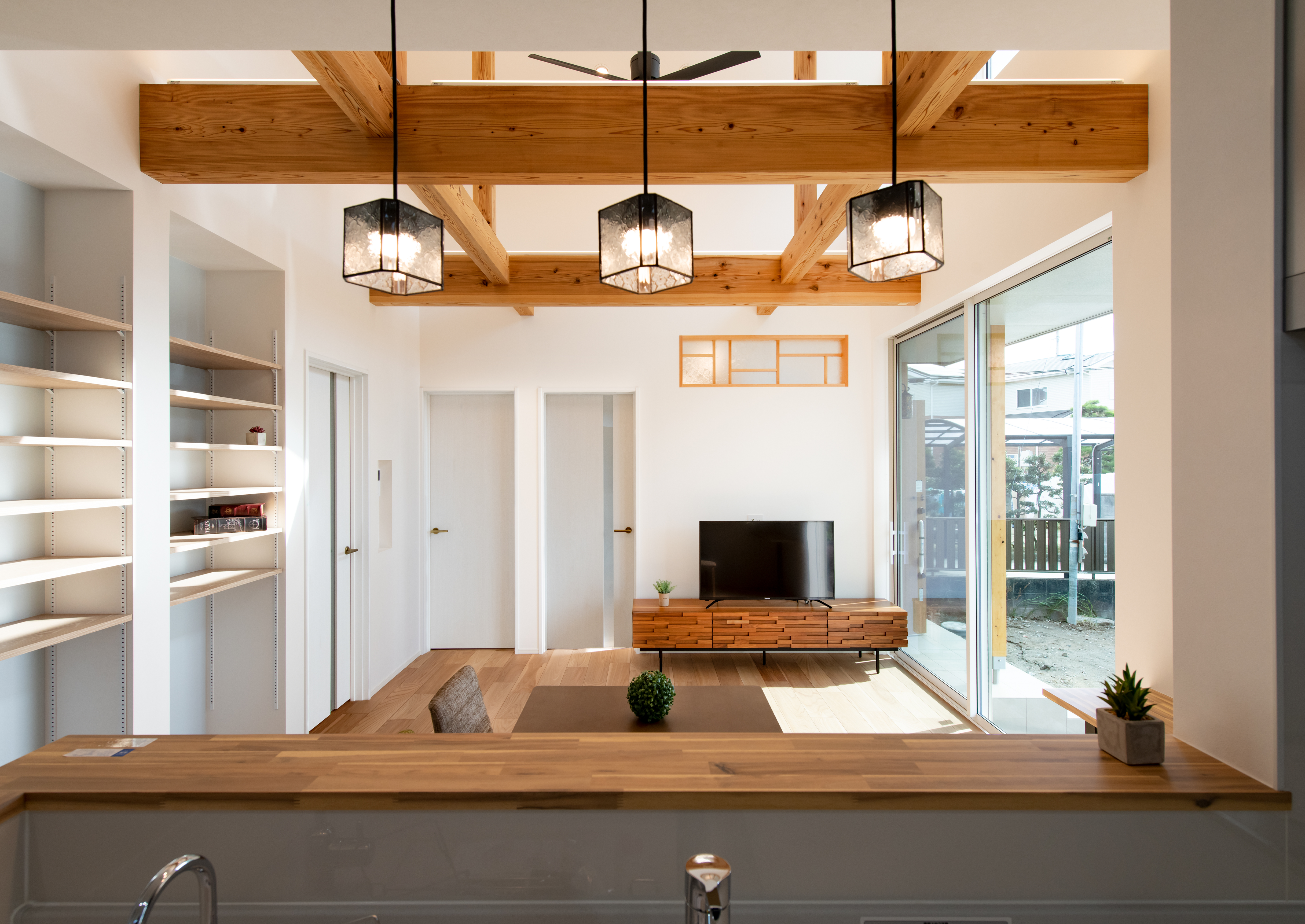 REIWA HOUSE（令和ハウス）｜リビングを見渡せるキッチン。
料理をしながら家族と会話ができる。