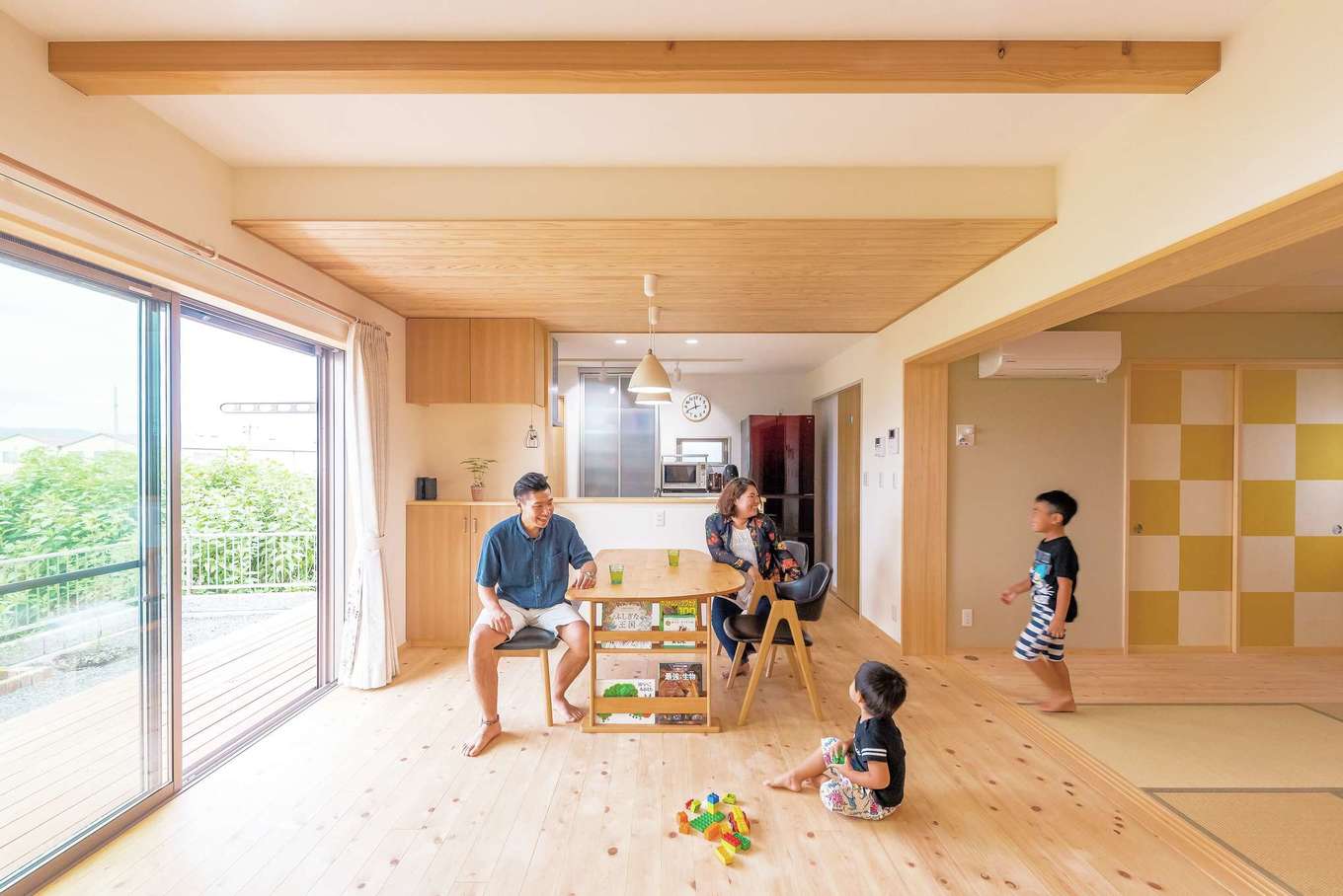 フジモクの家（富士木材）【子育て、自然素材、インテリア】富士ひのきの床、杉の折り下げ天井など、木をふんだんに使用したリビングダイニング。隣り合う和室は開口部を広く取り、建具をすべて開けるとリビングと一体となった大空間が広がる