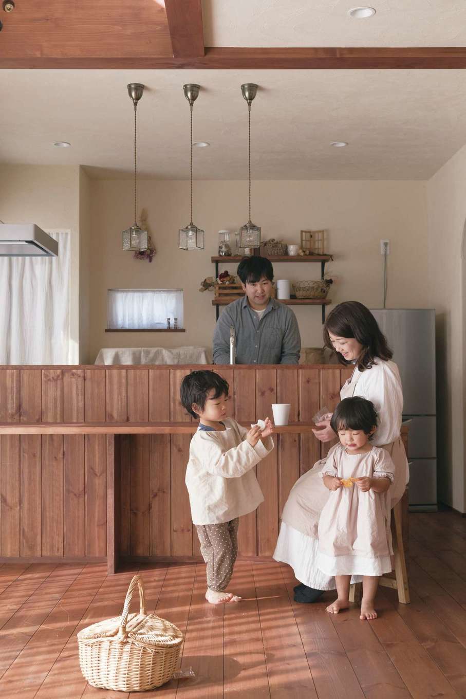 アイジースタイルハウス【デザイン住宅、子育て、自然素材】家族のていねいな暮らしが伝わってくるオール自然素材のLDK。奥さま手づくりの子ども服がナチュラルな空間によく似合う。無垢の床に付いたキズやシミも味わいになっていく