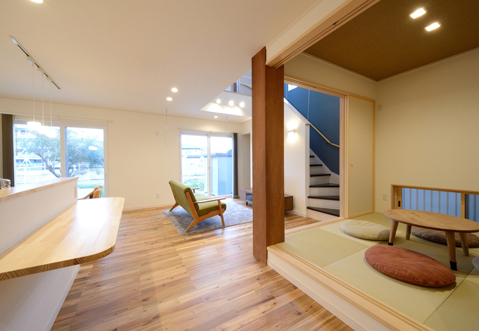 キッチンから家族の様子が見渡せる便利な動線。小上がりの和室は間仕切りできて、ゲストの寝室としても活用できる。カリンの大黒柱が家族の今、そして未来を見守る