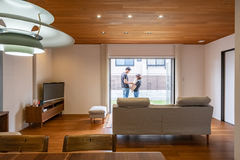 キッチンからは家族の団欒が一望できる