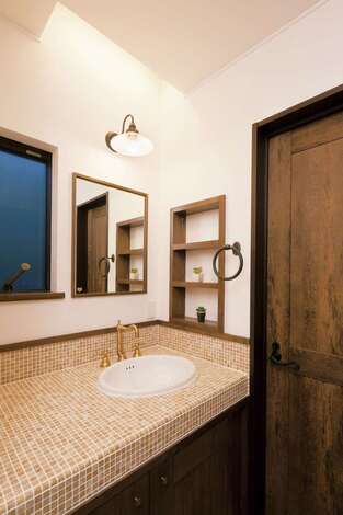 モザイクタイルをあしらった造作の洗面化粧台も標準仕様なのだとか！