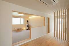 リビングを穏やかに分割する壁は、施工中に長さや高さの変更に対応してもらった