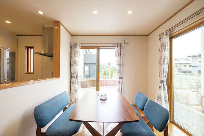 カーテンや家具など家族全員で選び、満足の空間が出来上がった