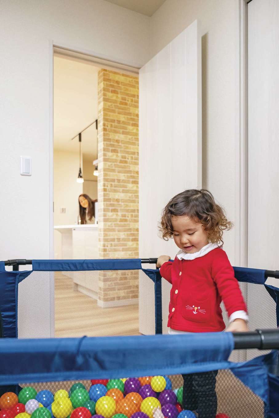 アフターホーム【1000万円台、デザイン住宅、子育て】小さな子どもがいると料理もままならないことがしばしば。Ｓ邸では、子どもがリビングにいるときはもちろん、寝室で寝ているときも、子ども部屋で遊んでいるときも、キッチンから見守れるから、安心して料理ができる。夫婦２人で作業できる広々キッチンは料理効率も抜群だ