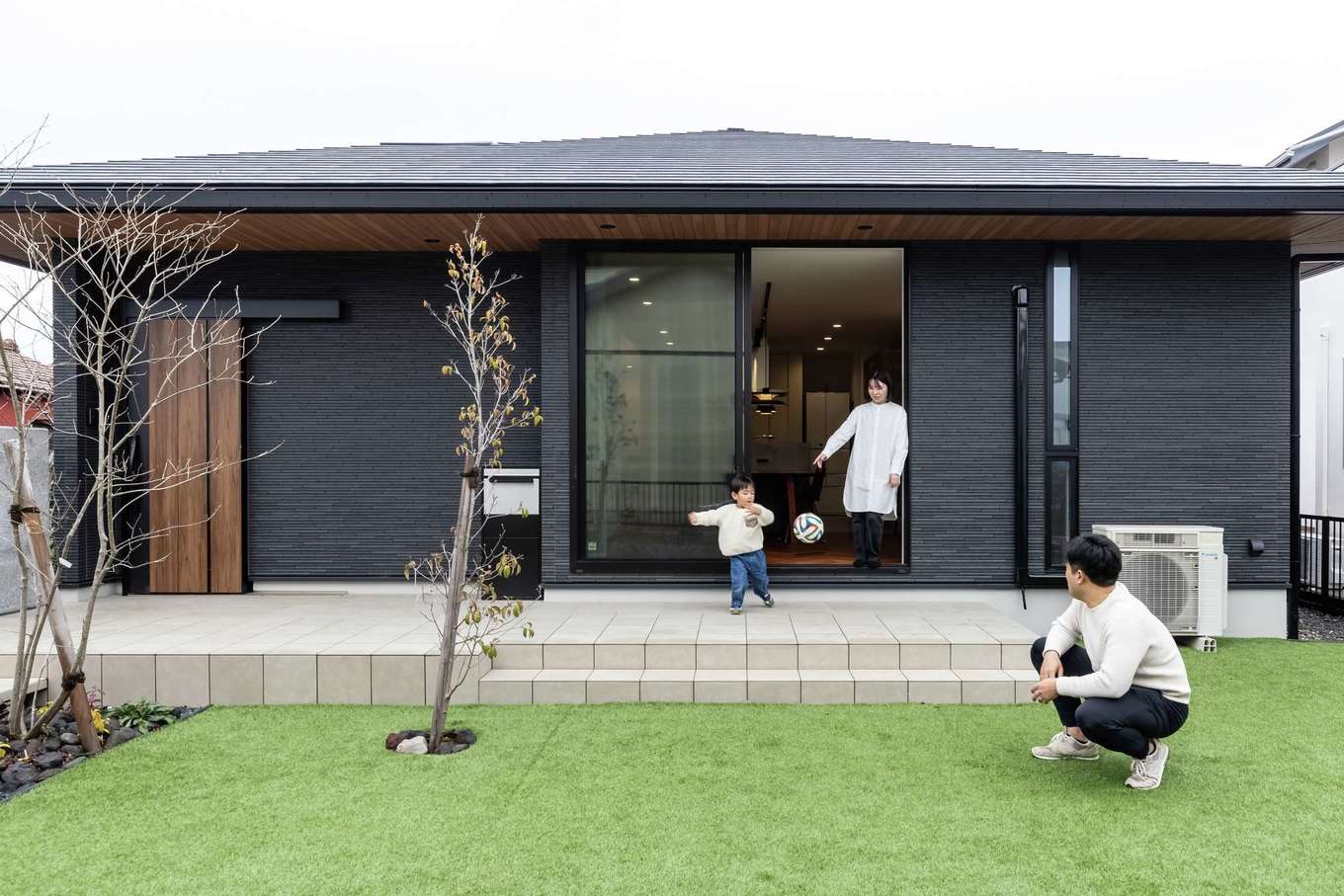 HAPPY HOUSE（山田工務店）【デザイン住宅、間取り、平屋】家族や友人と楽しい時を過ごす前庭