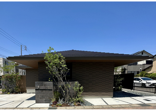 リビングから庭までを一つの空間に仕立てた、美しい平屋の家