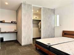 2階の主寝室には、書斎スペースと2.7畳の大容量ウォークインクローゼットを配置。インテリアは高級感のあるホテルライクなものをチョイス