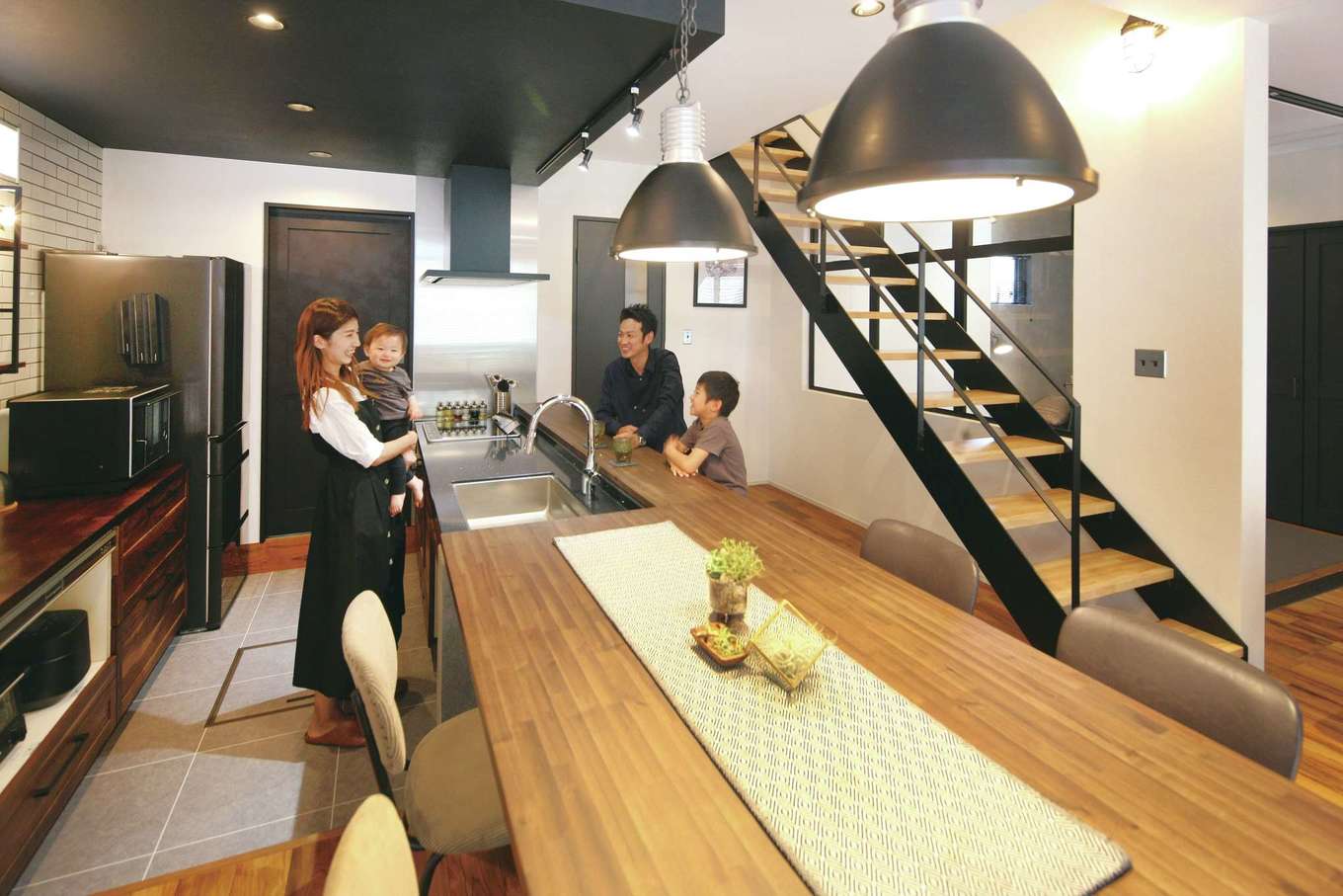 SEVEN HOUSE/セブンハウス【デザイン住宅、間取り、インテリア】キッチンをダウンフロアにして、座る人と目線が同じになるように工夫。シンクと一体化したカウンターとダイニングテーブルは、家の雰囲気に合わせて造作したもの