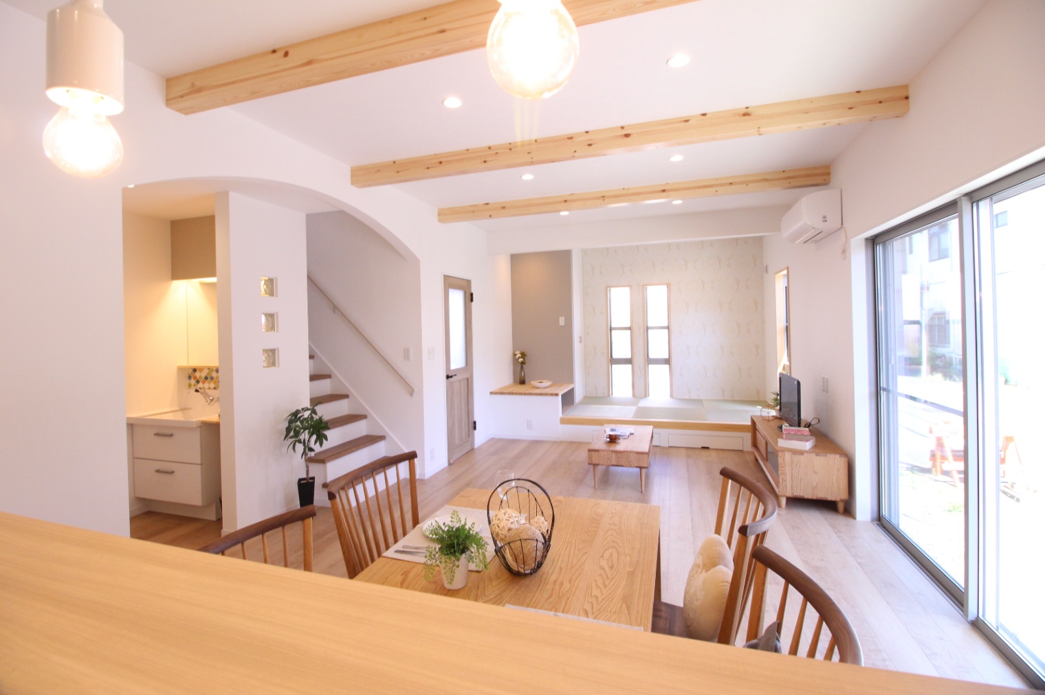 小野田産業～designers house project～｜明るい自然光が差し込む開放的なLDK。木の梁がアクセントとなり、ナチュラルな雰囲気を演出している。