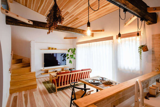 地域型住宅グリーン化事業の補助金を上手に利用し、無垢材をふんだんに使った室内。地熱利用＋高気密・高断熱性能＋パッシブデザインにより、ほとんどエアコンを使わずに夏も冬も快適に過ごすことができる