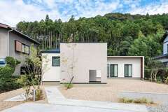広い敷地に建つスタイリッシュな平屋の外観。中央部分が高天井のLDK。「みんなとちょっと違うオシャレな家にしたい」という夫妻の要望が見事に叶った