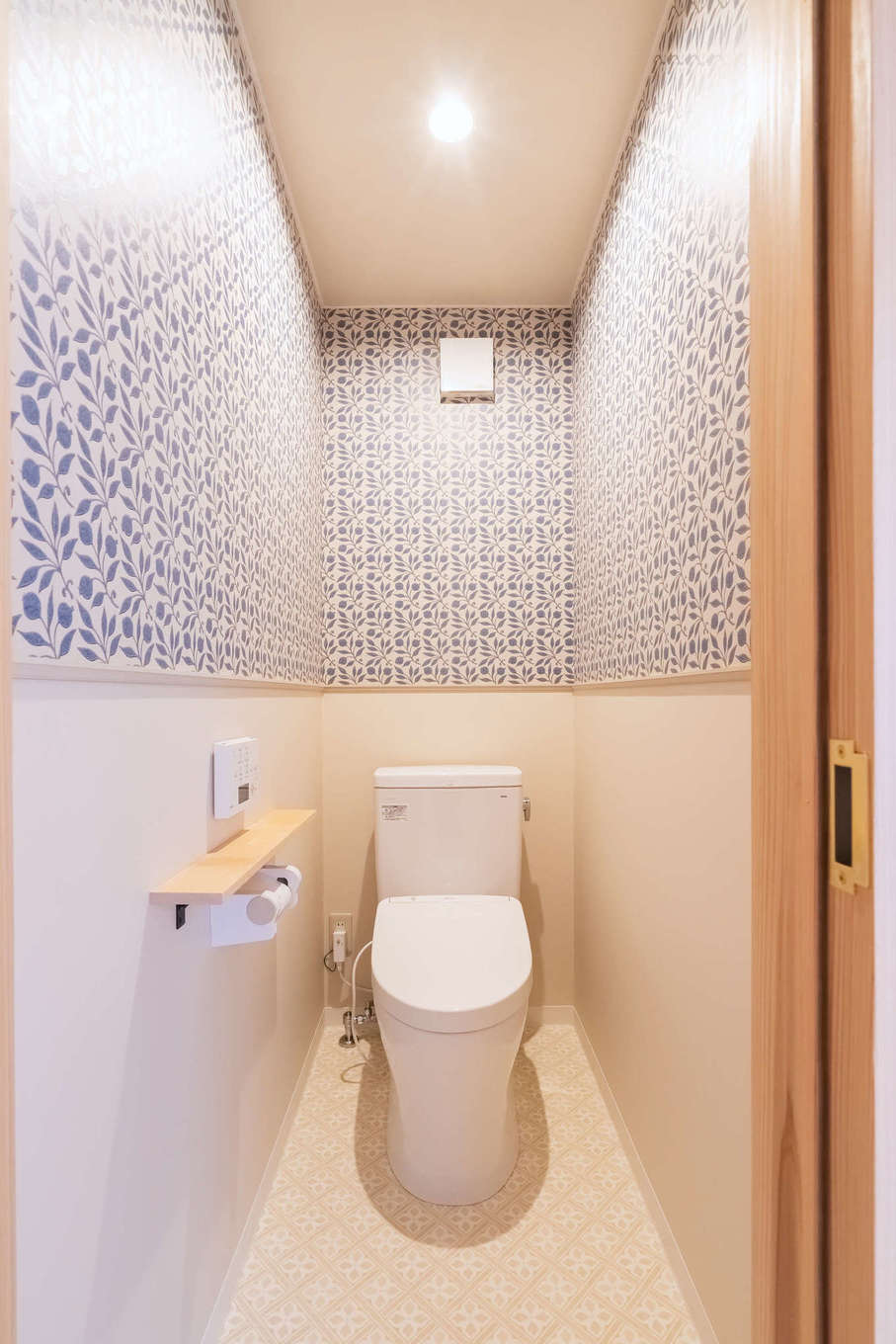 ALAIN（アラン）｜奥さまお気に入りの英国ウィリアム・モリスの壁紙を用いたトイレ。床にはクッションフロアを採用し、エレガントに演出