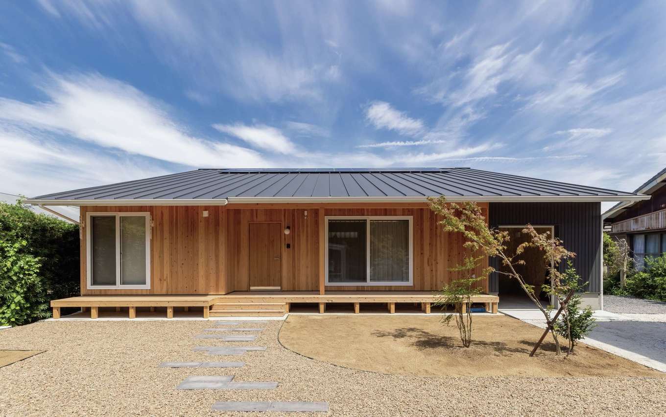 住まいるコーポレーション【自然素材、省エネ、平屋】和洋折中のモダンな外観に同社ならではの設計力が光る。片流れの屋根に太陽光発電を搭載し、蓄電池も導入。災害時も普段通りの生活ができる。右端はインナーバイクガレージ