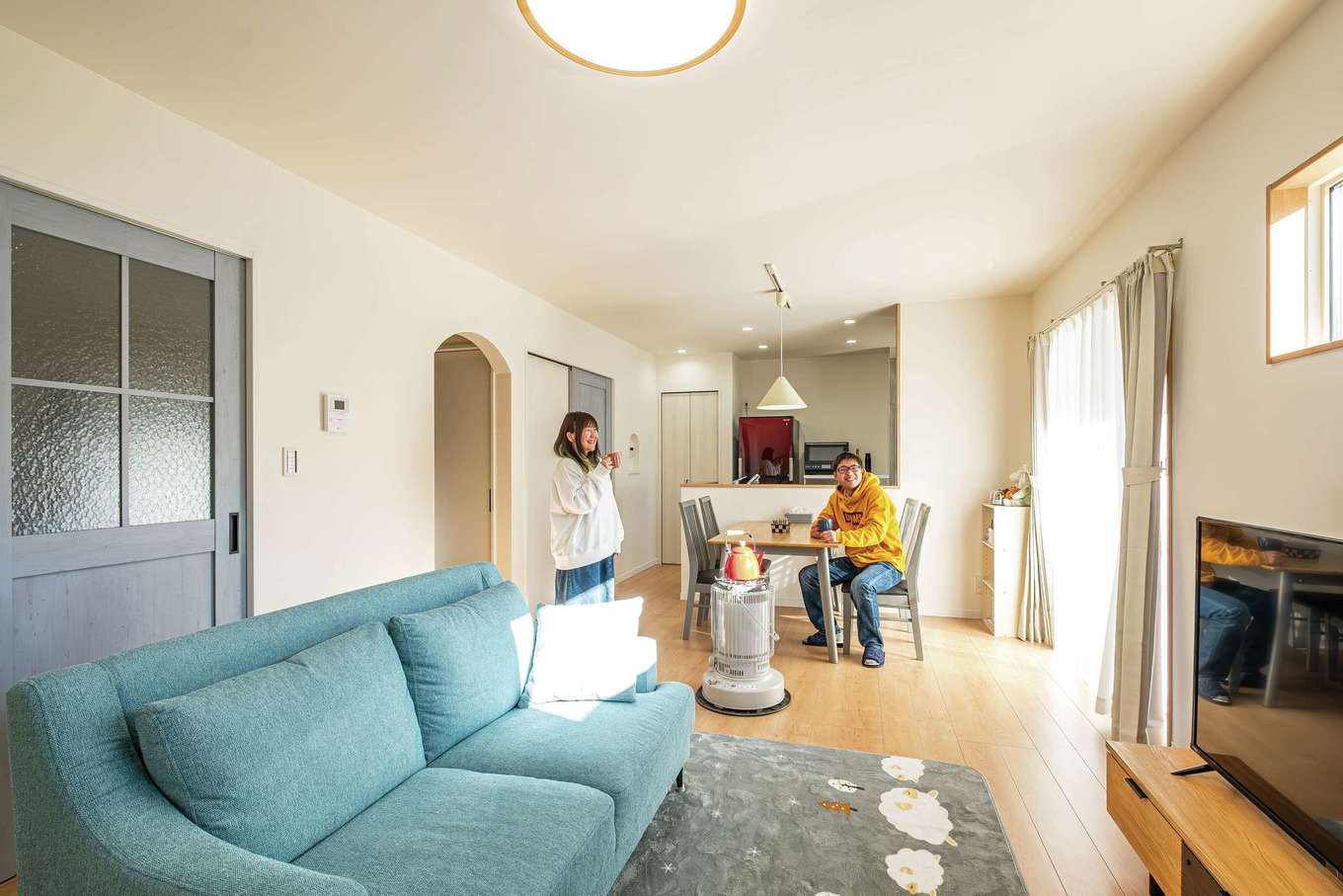 アフターホーム【デザイン住宅、輸入住宅、間取り】奥さまがずっとイメージしてきた、ナチュラルテイストに北欧のエッセンスを加えたLDKが実現。白を基調とした空間に北欧ブルーの建具やソファがアクセントに