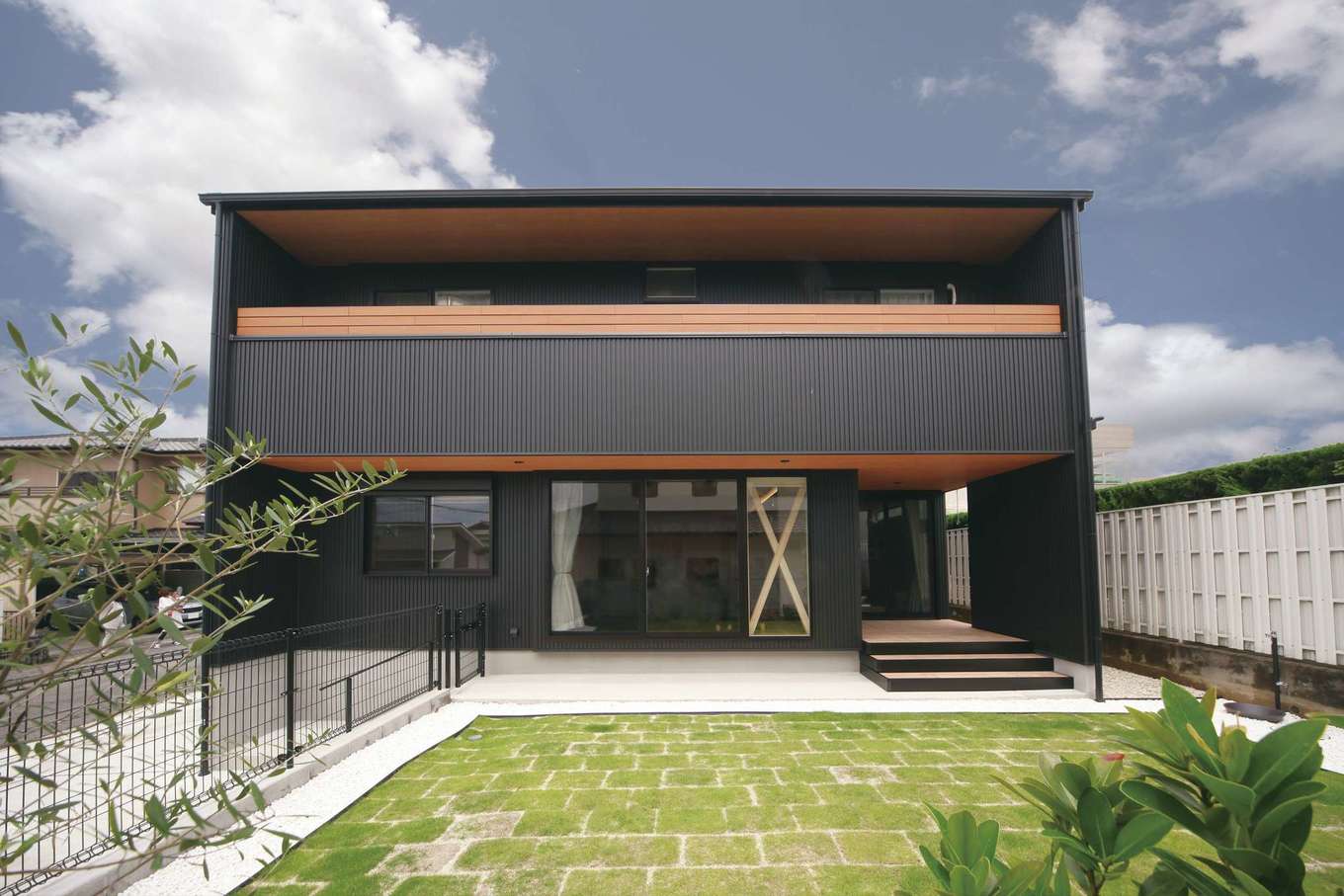 ソーラーホーム/OMソーラーの家【デザイン住宅、省エネ、間取り】ブラックのガルバリウムと木を組み合わせたスクエアな外観フォルム。深い庇が夏の直射を遮り、冬は室内の奥まで光を届ける