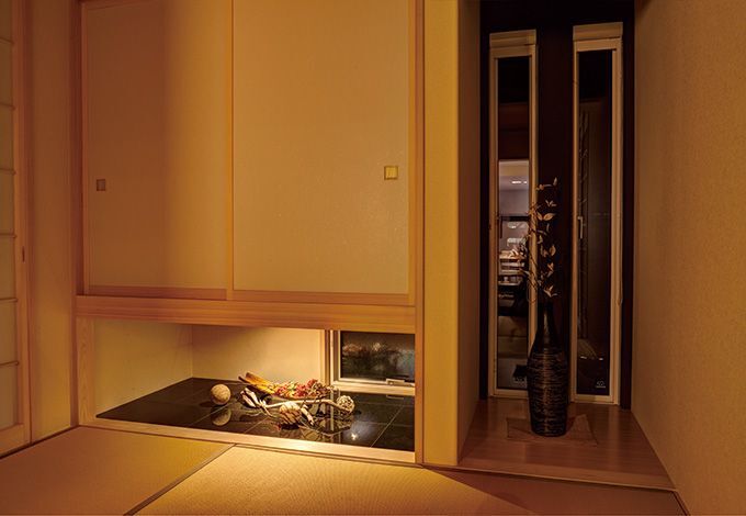 LDKとの一体感を意識し、和に振り過ぎない現 代的な和室を目指した。吊り押し入れの下や床の 間を外に開くことで視覚的な広さが生まれる