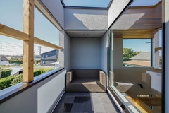 吹き抜ける心地よい風を感じたり、夜空を眺めたり。ご家族の第2の寛ぎ場となるインナーバルコニー。