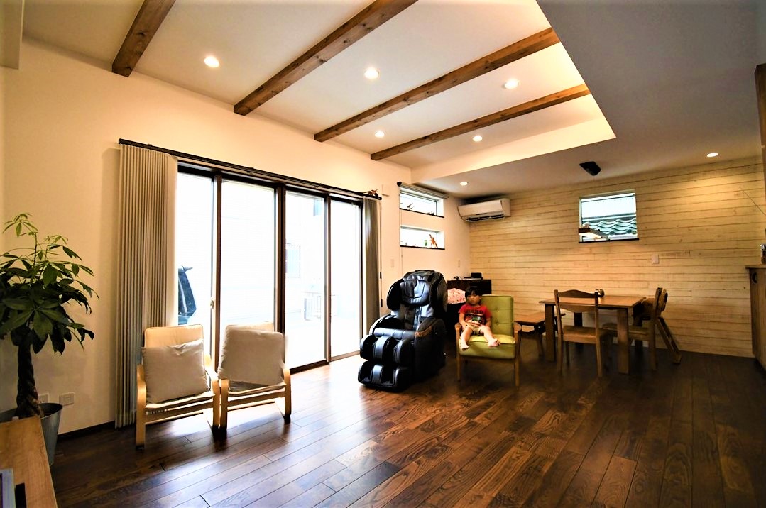 丸七建設興業【デザイン住宅、間取り、インテリア】開放的なLDK。天井は間接照明で照らし空間をより開放的に演出