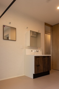 モダン ダークウッド キャビネット ダークウッドのキャビネットがアクセントのキッチンエリア。収納が豊富