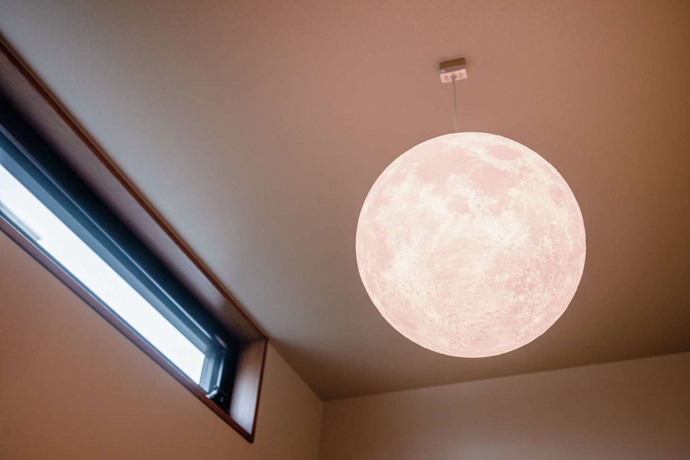 irohaco（アヴァンス）【デザイン住宅、子育て、間取り】畳コーナーの照明は幻想的な「月」をイメージ。ゲストからも大好評！