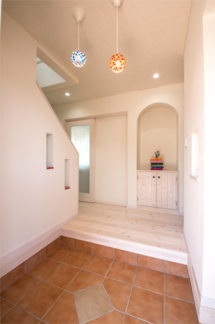 ゆったりとした玄関ホール。ダイヤのタイルがアクセントに