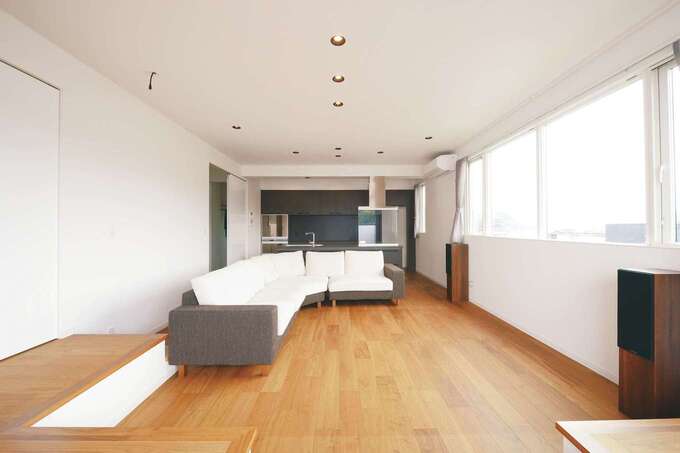 フロアダウンさせたサンクンリビングを採用したことで、より広く感じられるLDK。ホームシアターを楽しむための大型プロジェクターも装備