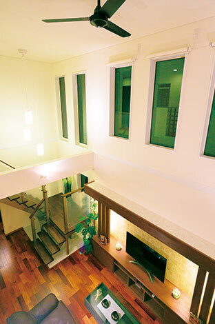 大きな吹抜けは『アリアンス』の代名詞。 これだけの大空間でも、高性能断熱材「アイシネン」の効果で年中快適